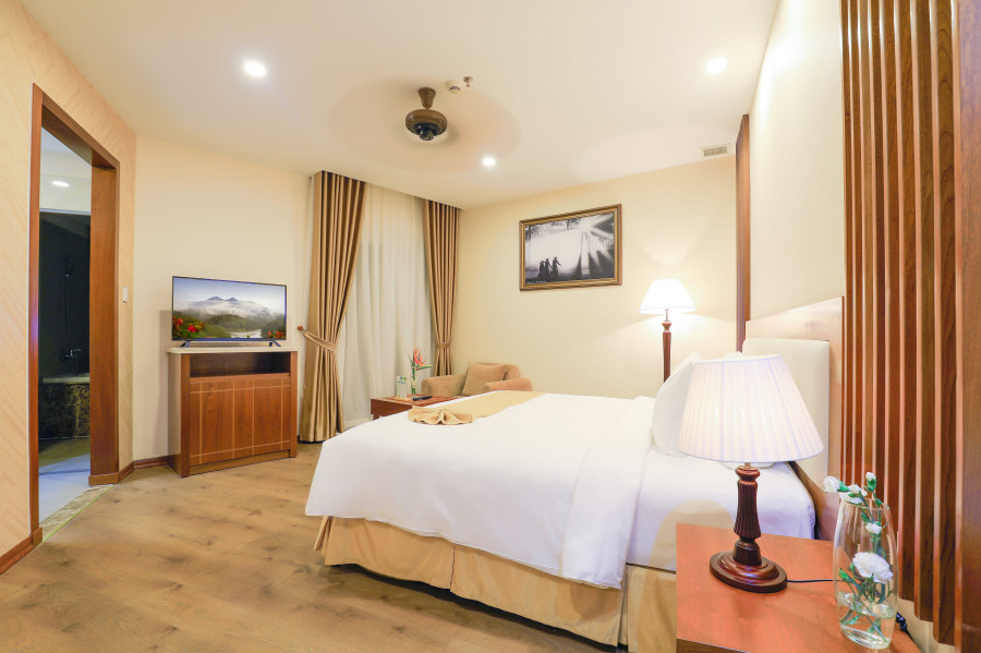 DELUXE ROOM