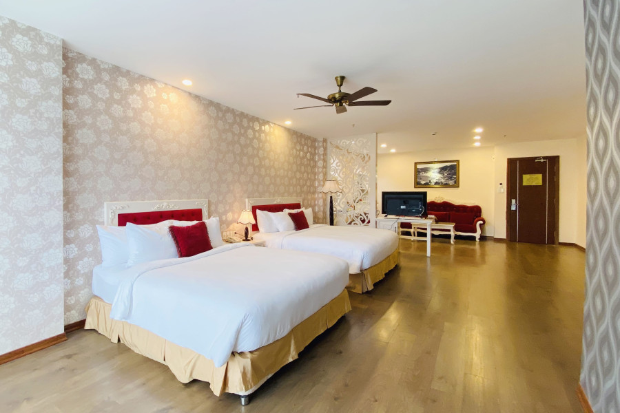 DELUXE FAMILY ROOM