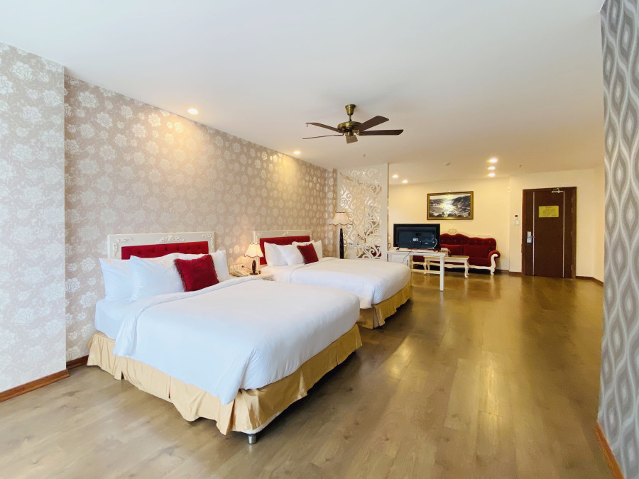 DELUXE FAMILY ROOM