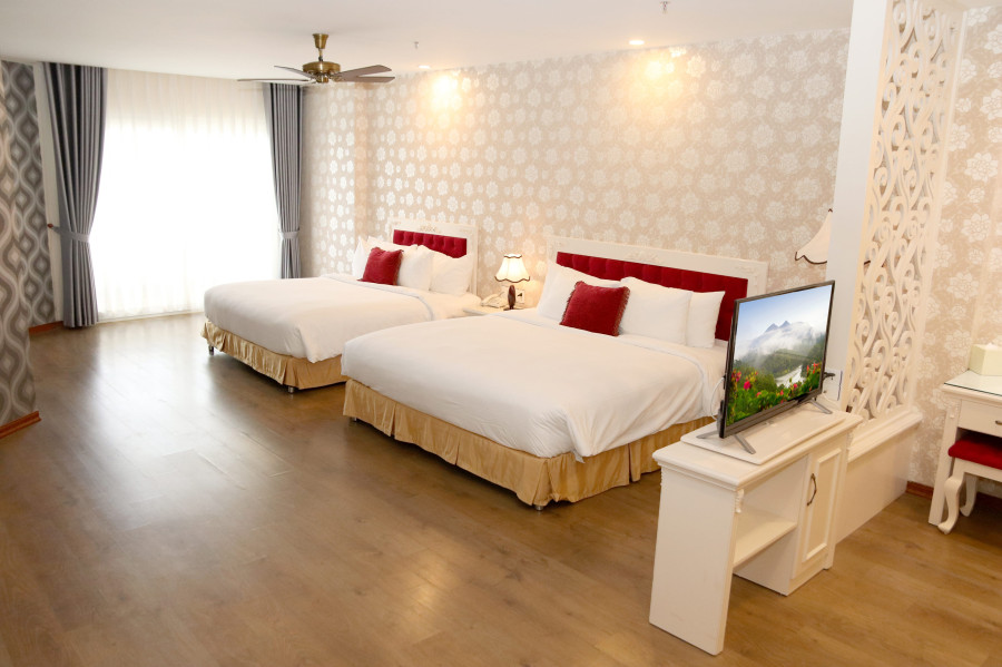 DELUXE FAMILY ROOM