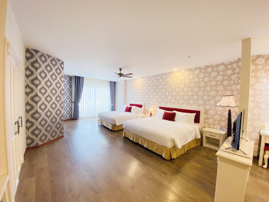 DELUXE FAMILY ROOM